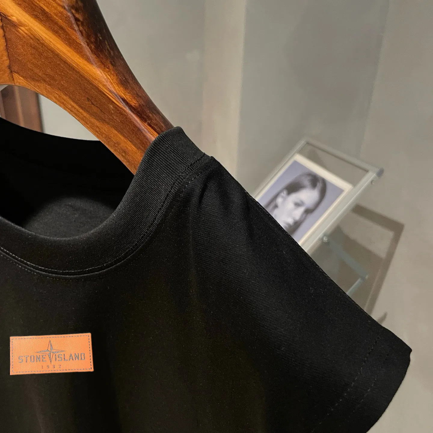 P150 Stone Island new summer sleeveless vest is now online👏! The iconic brand leather logo on the chest is simple and elegant😍! 220g pure cotton fabric, comfortable and breathable👍. It’s simply a must-have item for summer✨! Color: black, white Size: S～XL. Please report your height and weight when placing an order in the loose version
